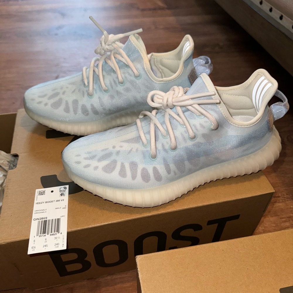 Minimally worn Yeezy 350 mono ice - light blue color size 6.5 in men (8 Women)